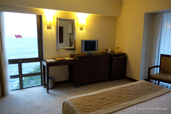 Corner room with view of the water