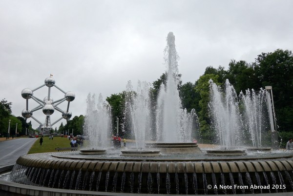 Atomium and fountain